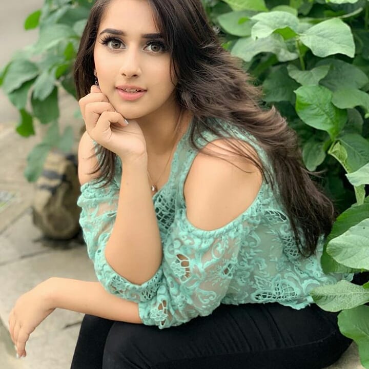 Hottest TikTok beauty Alishba Anjum Wiki, Biography, Age, Facts and