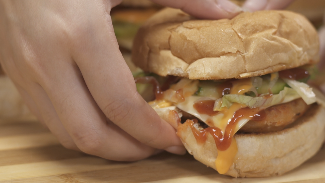 Burger Salmon Yang Berkhasiat Sebagai Bekalan Ke Sekolah Azie Kitchen