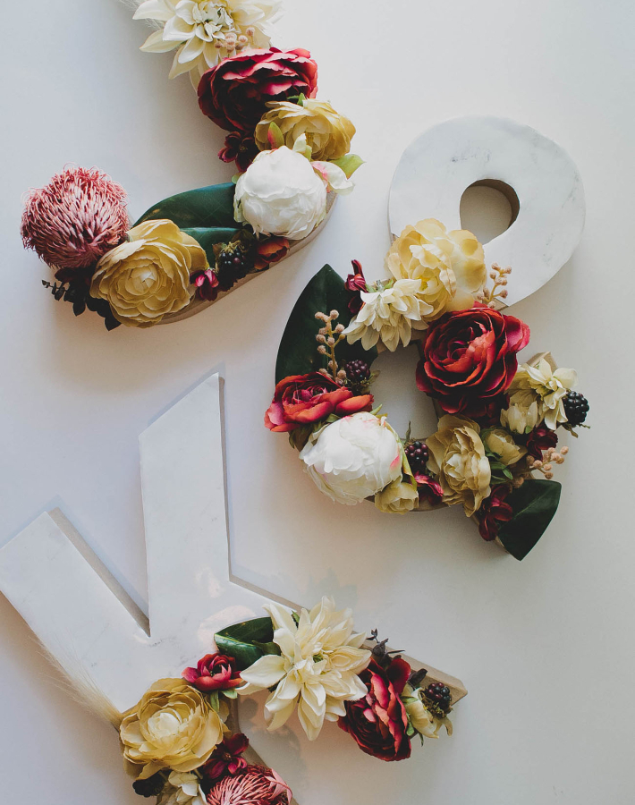 DIY letras de mármol y flores ¡Perfectas para una boda!