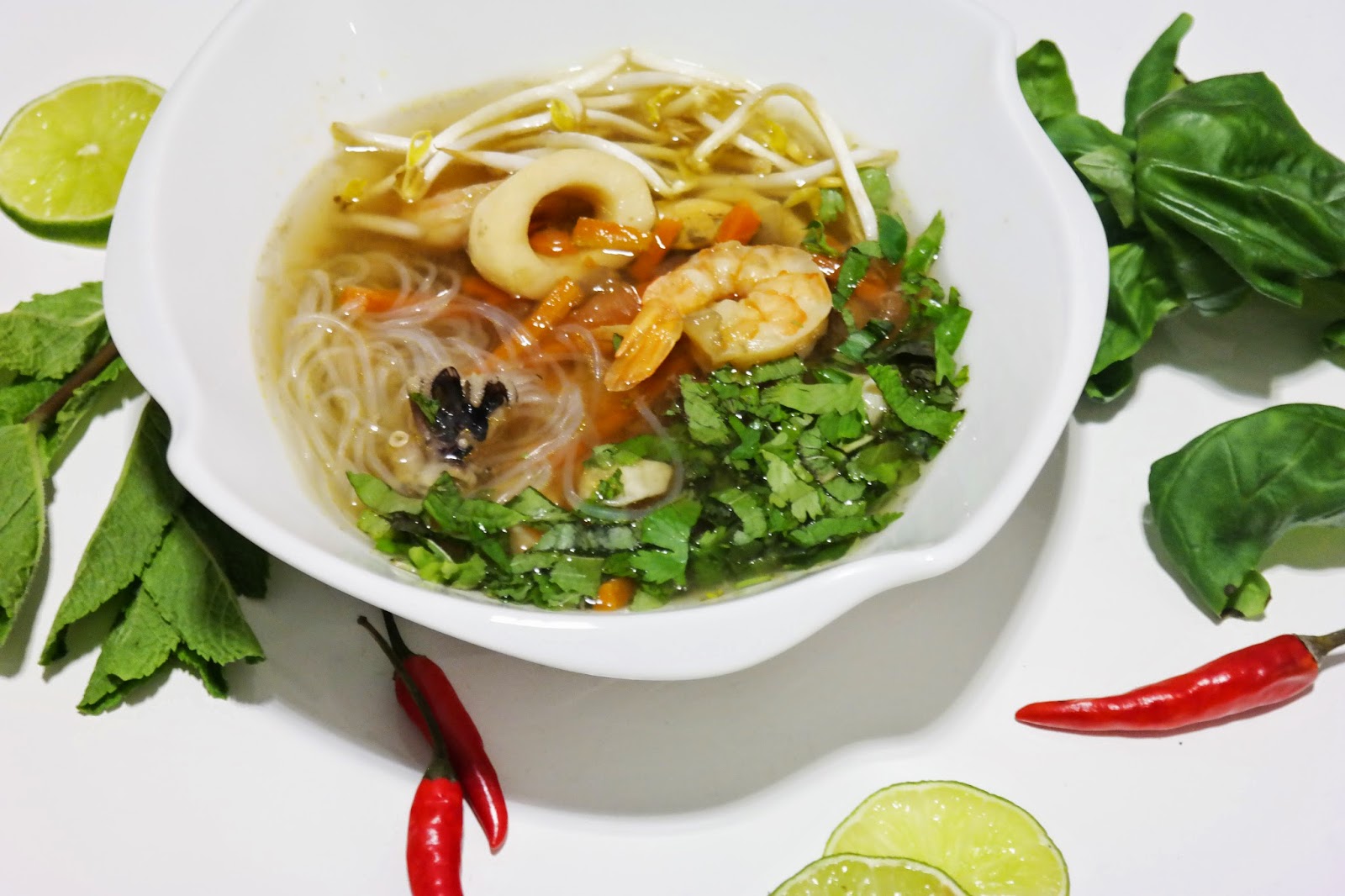 суп с креветками и лапшой. вьетнамский суп с креветками. вьетнамский суп с морепродуктами. фо с морепродуктами. суп фо с морепродуктами.