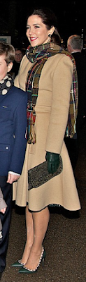 Manteau Oscar de la Renta / escarpins Valentino / pochette Carlend Copenhagen