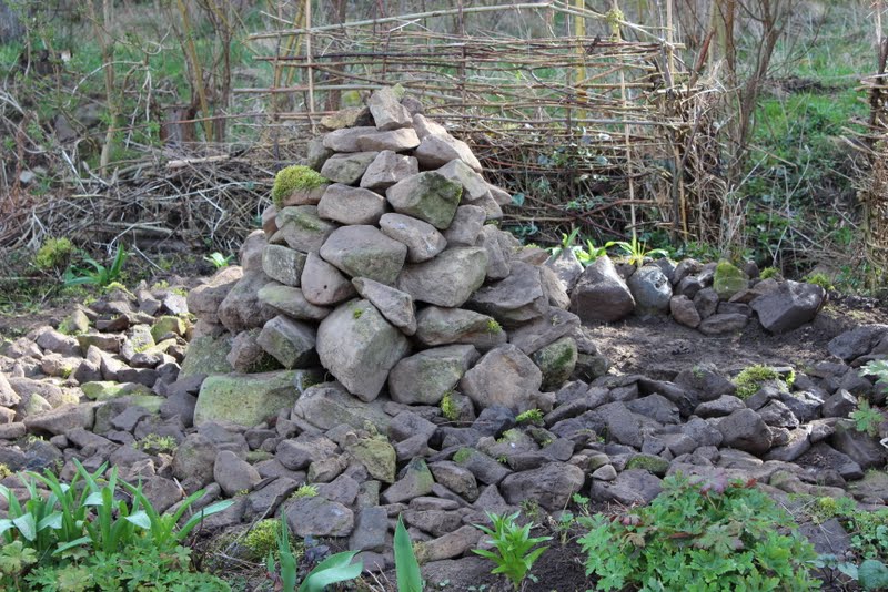 Wildes Gartenglück Gartenprojekte Steinpyramide