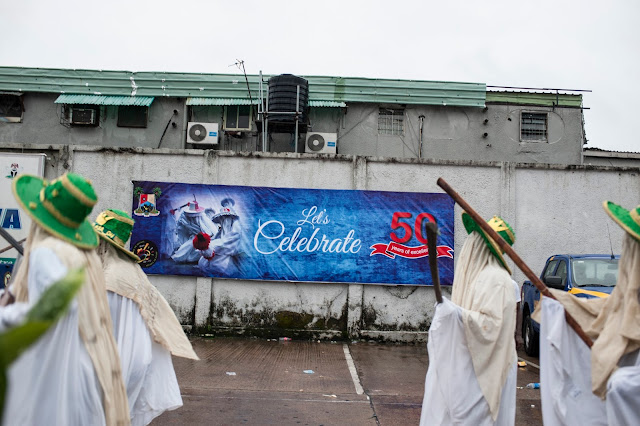 Eyo masqueraders arrive at the Tafawa Balewa Square in Lagos on May 20, 2017. The white-clad Eyo masquerades represent the spirits of the dead and are referred to in Yoruba as “agogoro Eyo. The origins of the Eyo Festival are found in the inner workings of the secret societies of Lagos where the masquerades ensure safe passage for the spirit of Kings and notable Chiefs into the afterlife. / AFP PHOTO / STEFAN HEUNIS