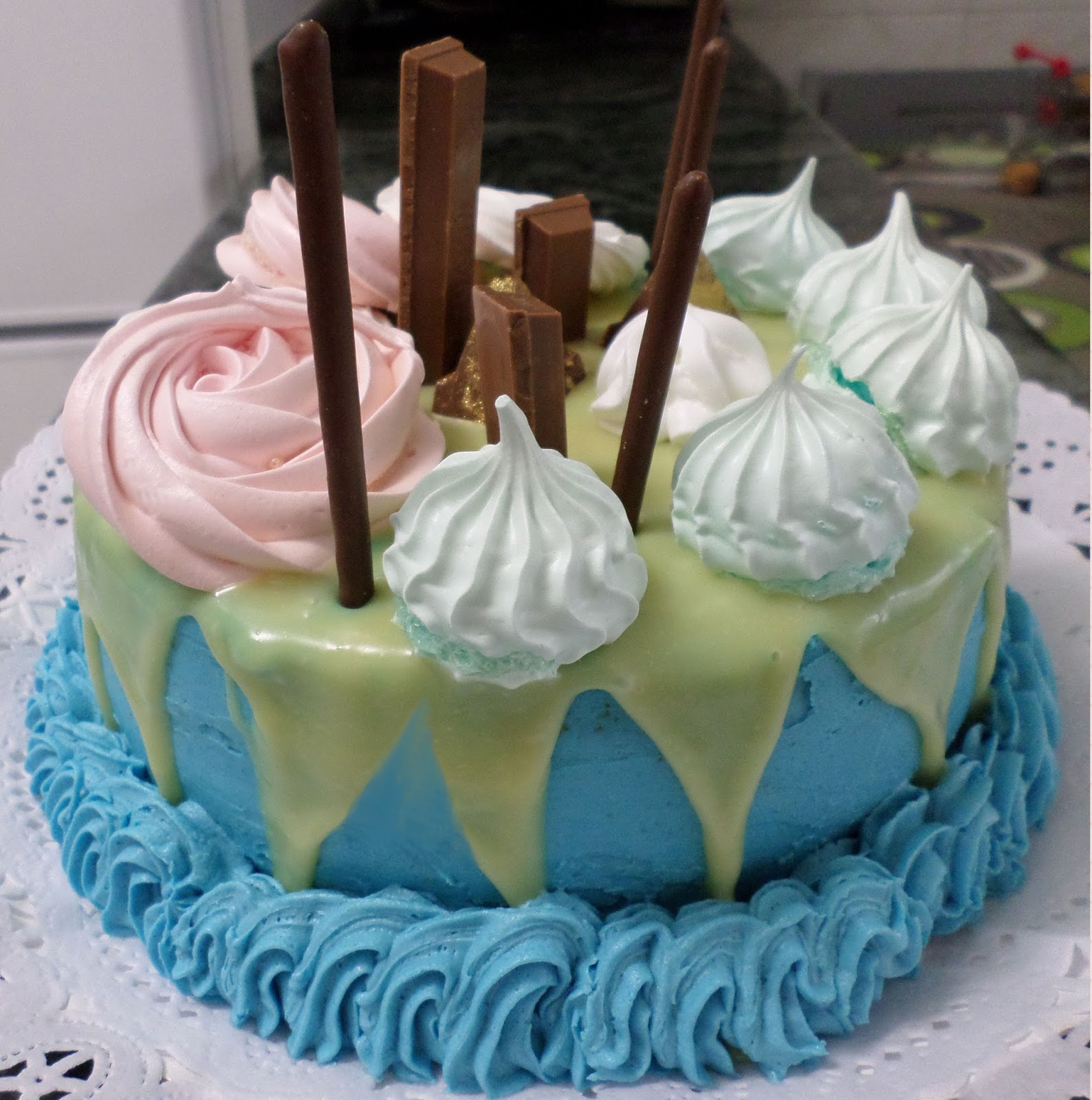 Mi pastelería Tarta Drip cake con merengues