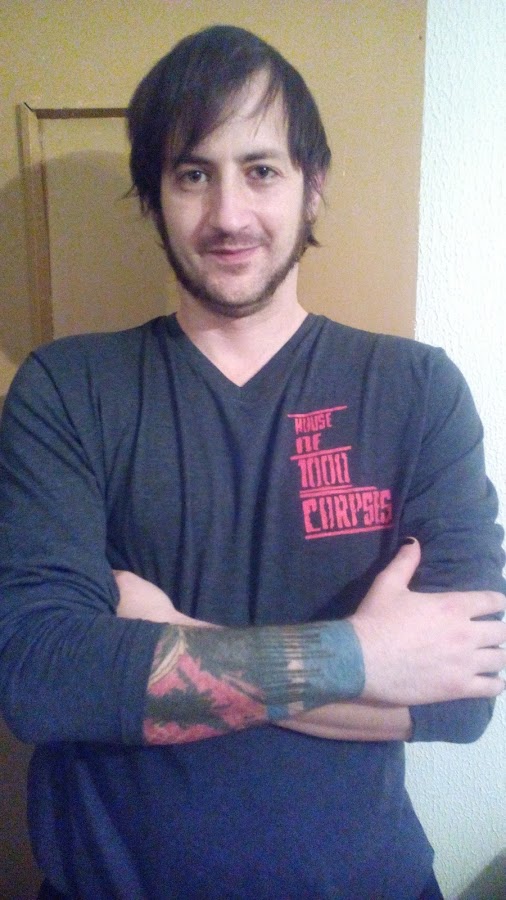 Camiseta terminada y modelo feliz.