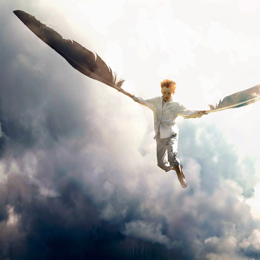 Человек с крыльями. Летающий человек. Человек летает в воздухе. Ангел в полете.