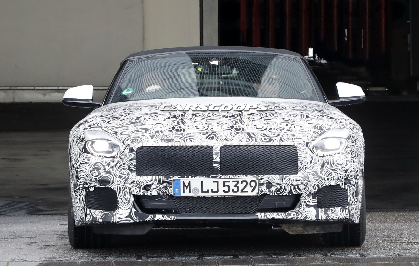 BMW-Z4-reallights-1.jpg