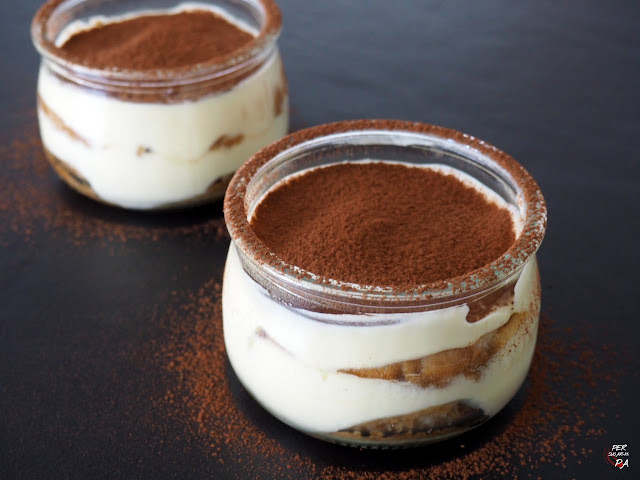 Tiramisú clásico, popular postre italiano, con melindros bañados en café y grappa, crema de mascarpone y cacao.