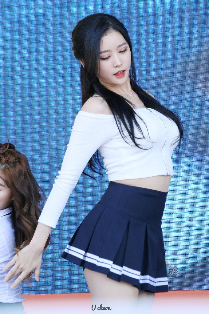 This Idol Garners Attention With Her Sexiness! | Daily K Pop News