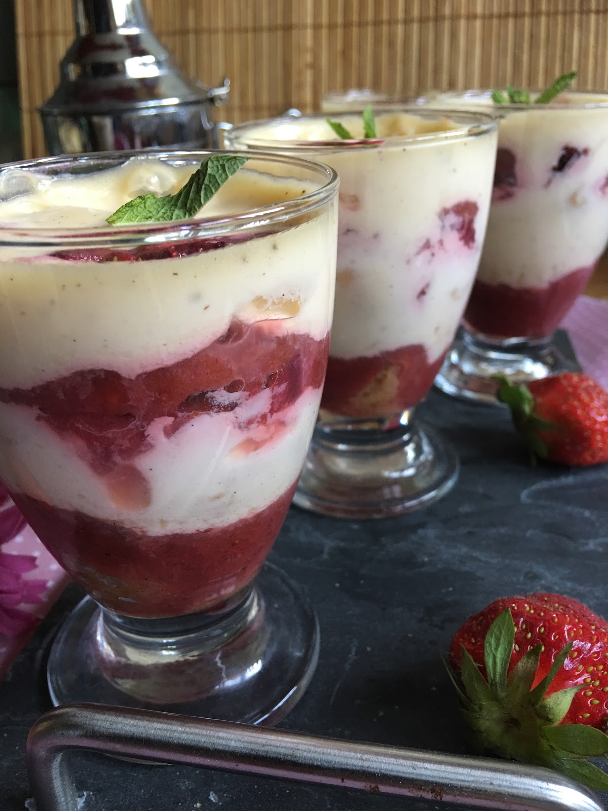 Tiramisu à la compote de fraises et de rhubarbe