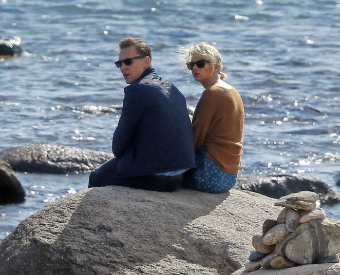 Taylor Swift & Tom Hiddleston enjoy a date on Rhode Island beach