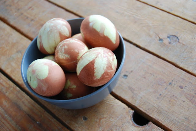 huevos de pascua teñidos con cebolla