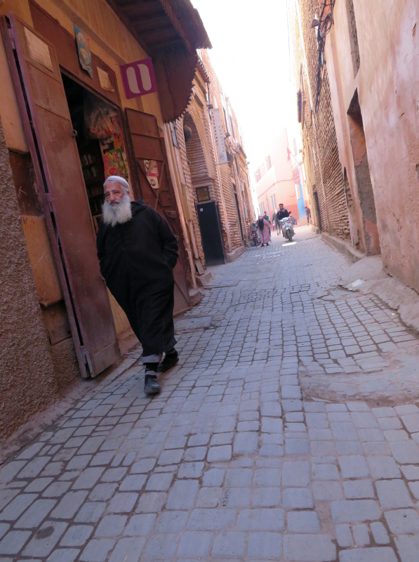 Пожилой мужчина в джеллабе в медине Марракеша