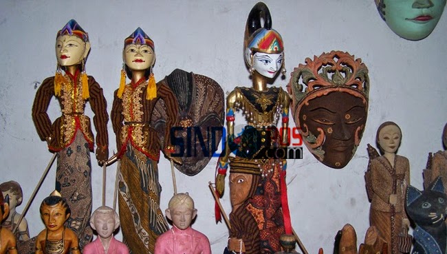 Berbagai kerajinan yang diproduksi oleh Perajin Lokal Krebet seperti masker, boneka, lemari, aksesoris rumah, patung kayu, kotak perhiasan, dan batikdecorative 
