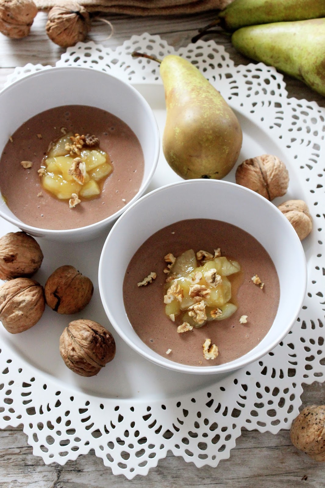 Czekoladowy pudding z kaszy manny z karmelizowaną gruszką i prażonymi