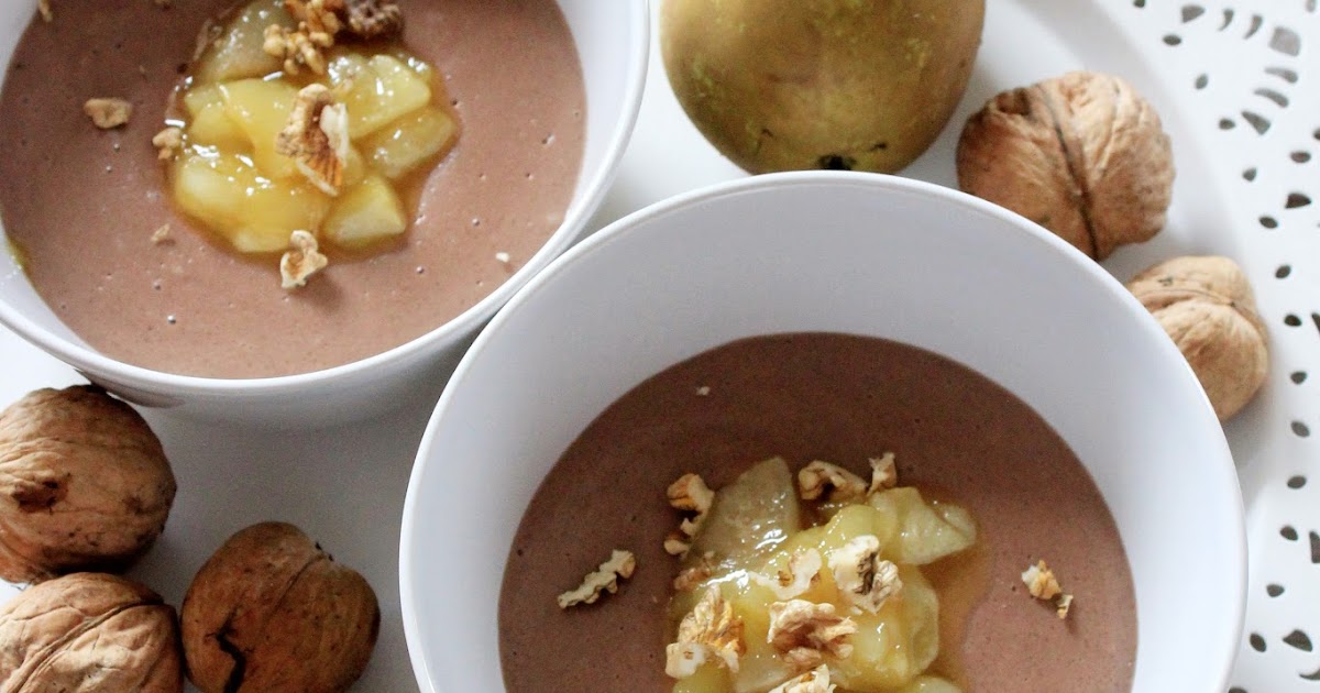 Czekoladowy pudding z kaszy manny z karmelizowaną gruszką i prażonymi