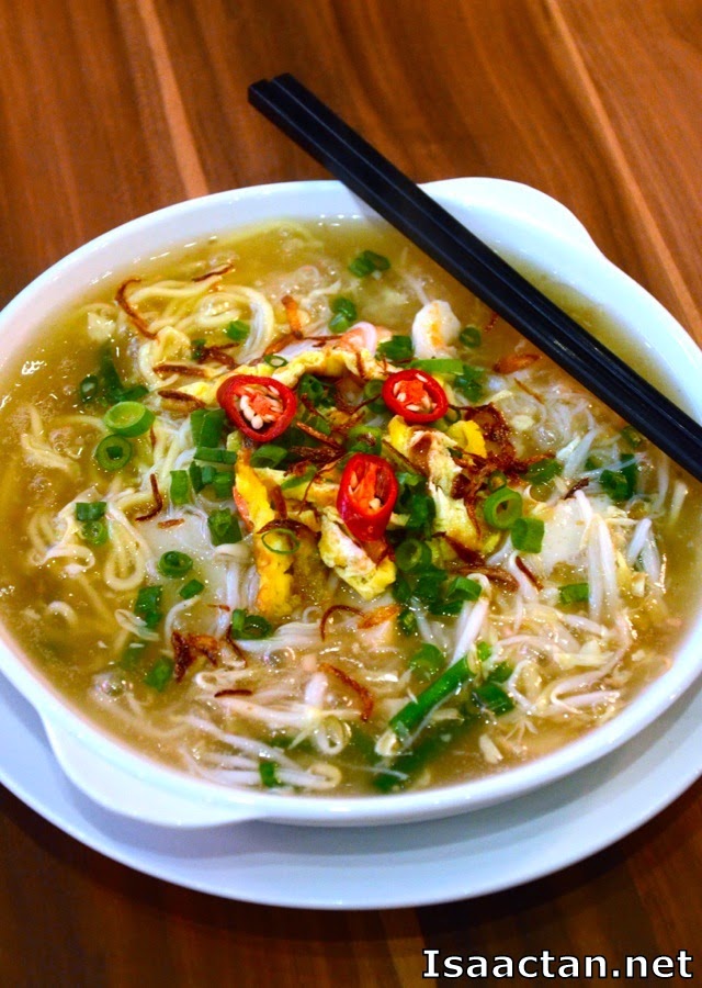 Thick clear chicken broth served with yellow noodles topped with prawns, fish cakes, chicken & omelette slices