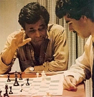 Peter Falk et le GMI Yasser Seirawan analysent ensemble une partie d'échecs 