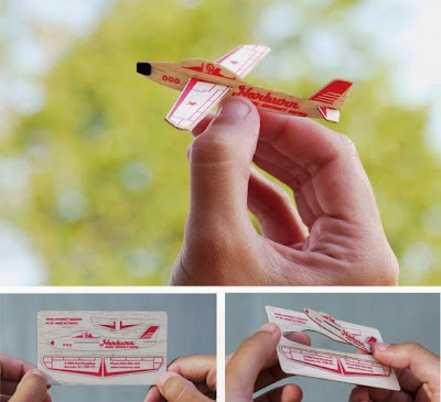 Tarjeta de presentación creativa de avión que vuela.