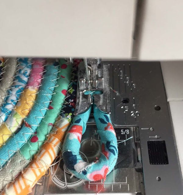 Roxy Creations: Easy rope basket tutorial