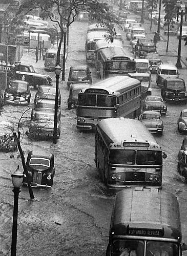 Série de fotos da cidade de São Paulo sofrendo com as enchentes nos anos 60.
