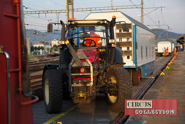 le tracteur déchargé une roulotte du Cirque Knie 2013