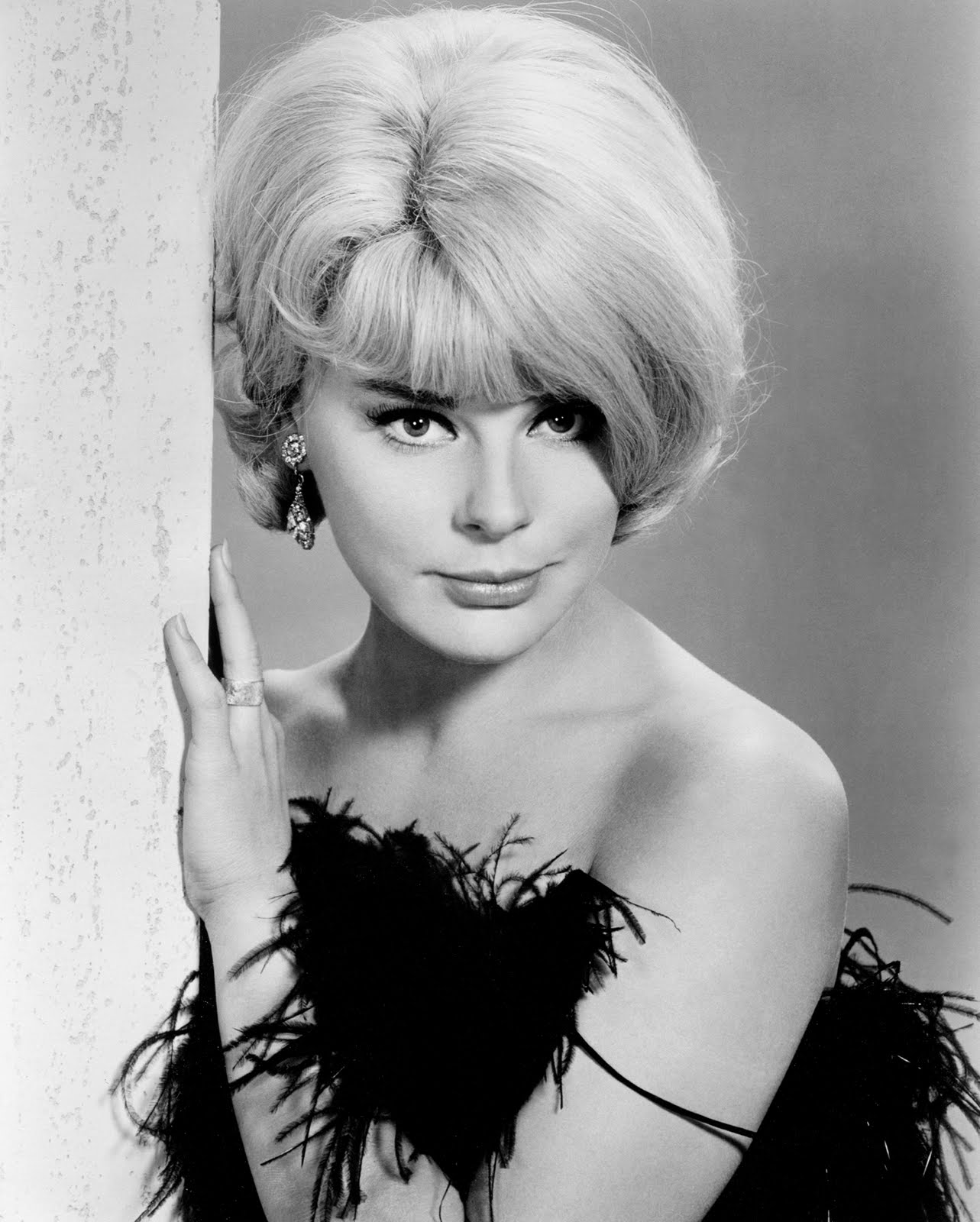 Dazzling Divas: Elke Sommer