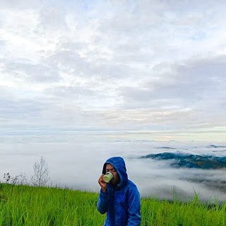 Adakah gunung berapi di Kalimantan Barat, rekomendasi bukit kalbar untuk pendakian, daerah yg menyajikan keindahan di atas awan, hijaunya hutan tropis borneo