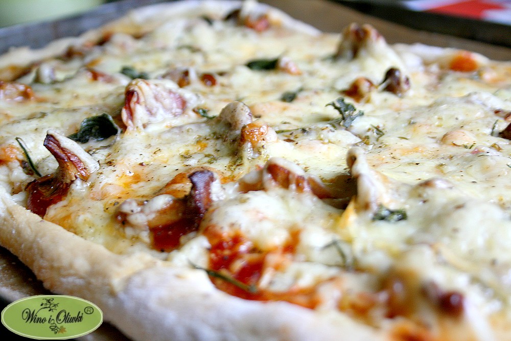 Pizza z kurkami, rozmarynem i sosem czosnkowym Wino i oliwki