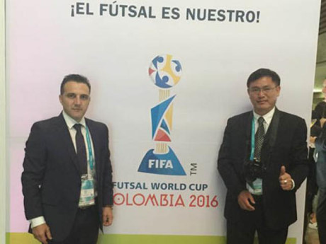 Cau thu Futsal Viet Nam 'chien' nhau den nut ca san, suyt gay tay - Anh 5