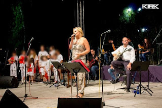 Η Ρίτα Αντωνοπούλου τραγουδάει μαζί με τη χορωδία της ορχήστρας των ονείρων