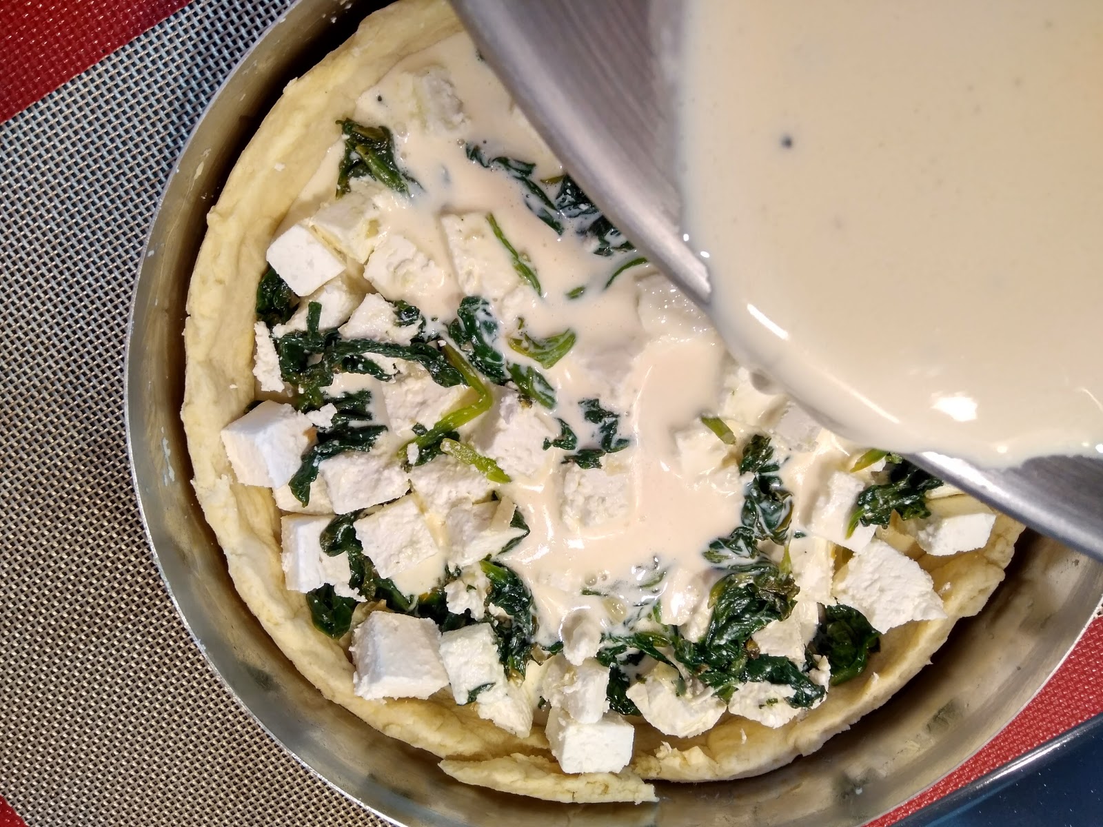 фарш со шпинатом. брынза со шпинатом. салат с брынзой и яйцом. Greek с брынзой и шпинатом. шпинат с брынзой на сковороде.