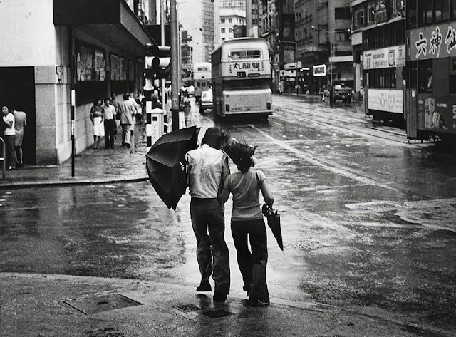 Foto: Yau Leung - "Couple with Umbrella", 1960-70s. Foto: Yau Leung - "Couple with Umbrella", 1960-70s. // imagenes chidas, historicas, bellas, old hong kong antiguo, blanco y negro, cool pictures, vintage photos.
