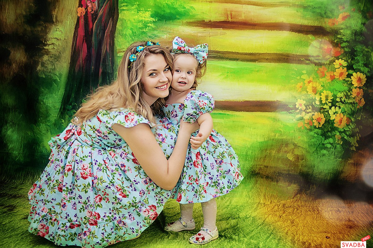 Лучшие мамы россии. Фотосессия мама и дочка. День дочери. Мама с дочкой на празднике. Дочки-матери.