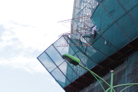 Rơi giàn giáo, tắc đường nghiêm trọng - Ảnh 3 Roi gian giao, tac duong nghiem trong - Anh 3