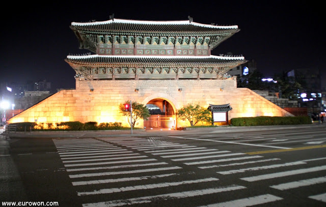 Puerta Dongdaemun de noche
