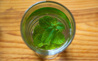 La menta es remedio natural contra la indigestión, espasmos abdominales y flatulencias Las infusiones de menta remedio natural digestivo