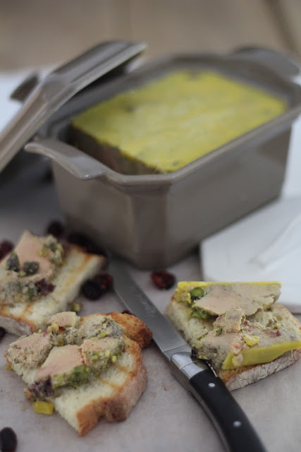 foie gras en terrine ,pistaches, cranberries, cuisson four , noel