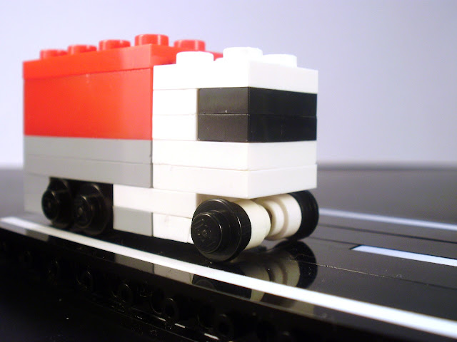 MOC LEGO camião em micro escala. Um pouco de estrada como cenário.