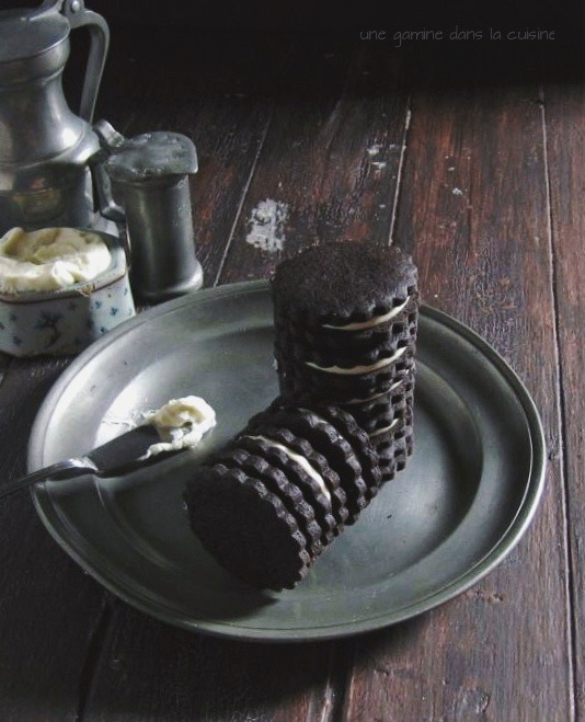 Homemade Oreo Cookies with White Chocolate-Coconut Cream Filling \ une gamine dans la cuisine