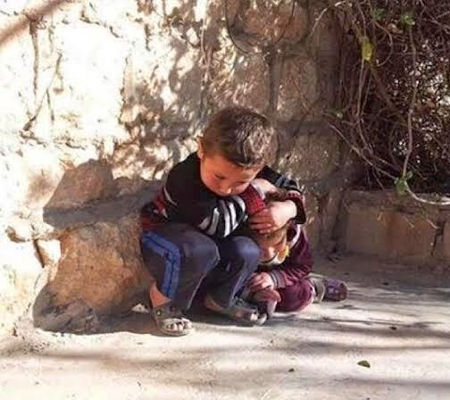 0 Heartbreaking photo of Syrian boy protecting his little sister from air strikes