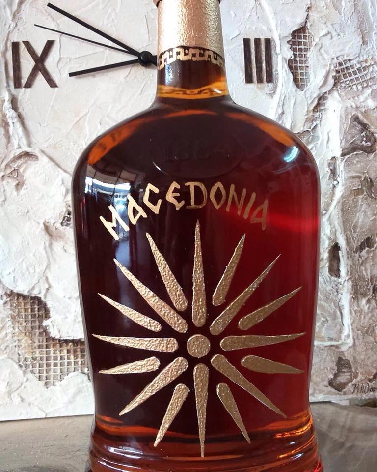 Bild des Tages Des Makedoniers Schnapsflasche