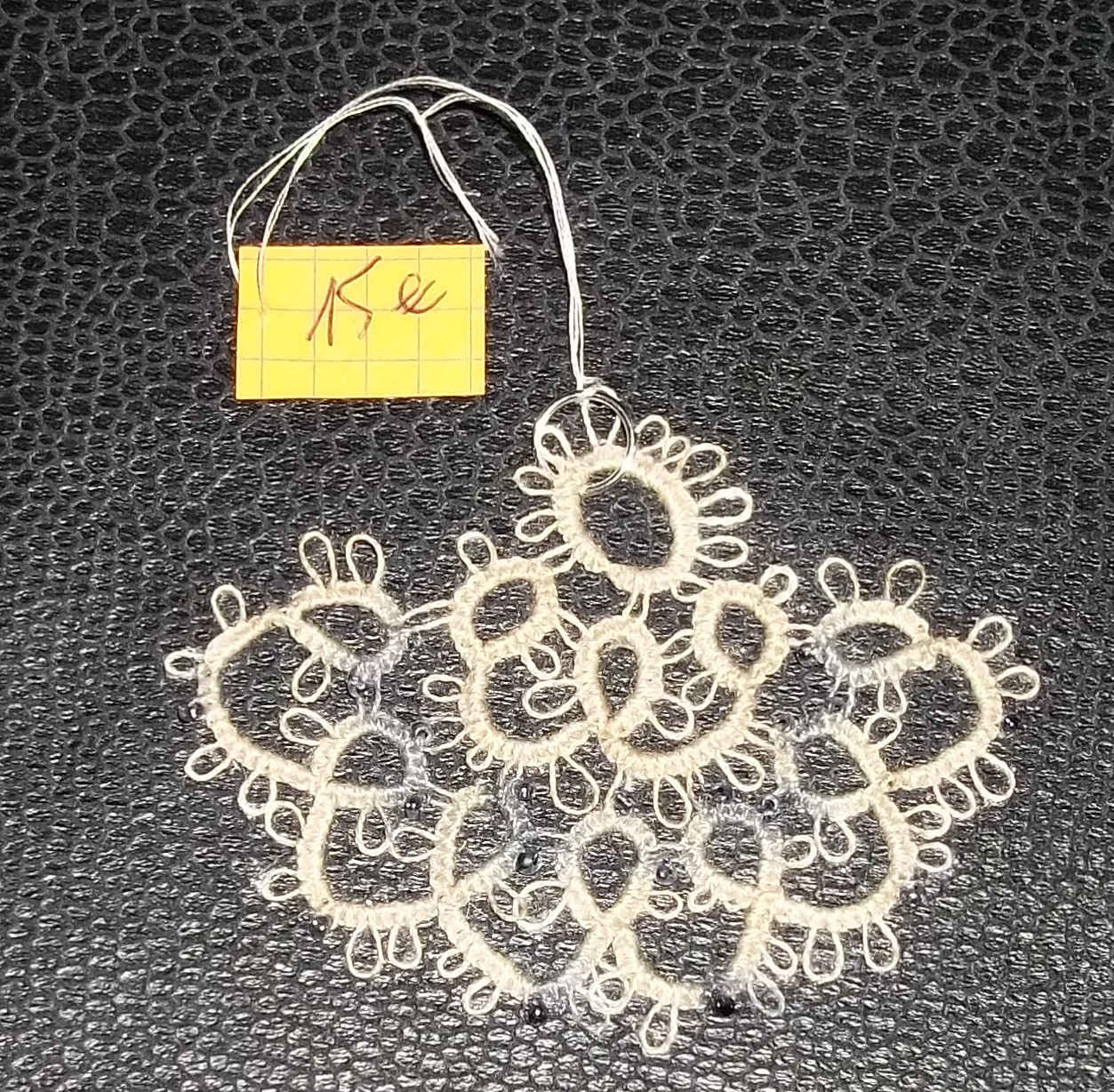 bijoux dentelle,tatting,accessoires............. broches et médaillon