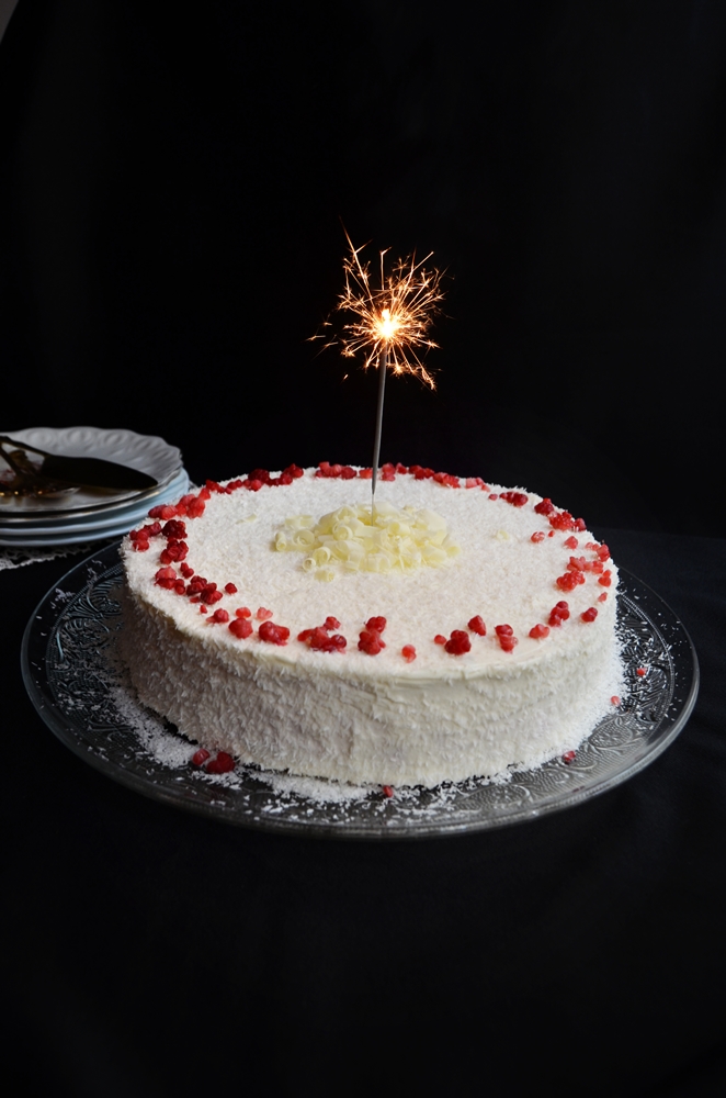 Tort nins, cu nuca de cocos si zmeura