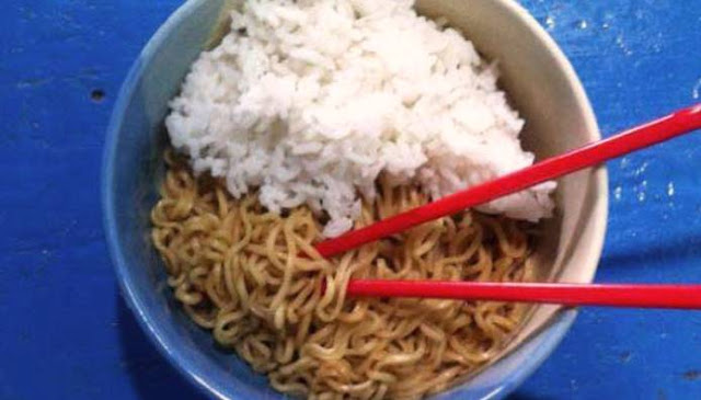 Inilah Bahaya Makan Mie Instan Campur Nasi