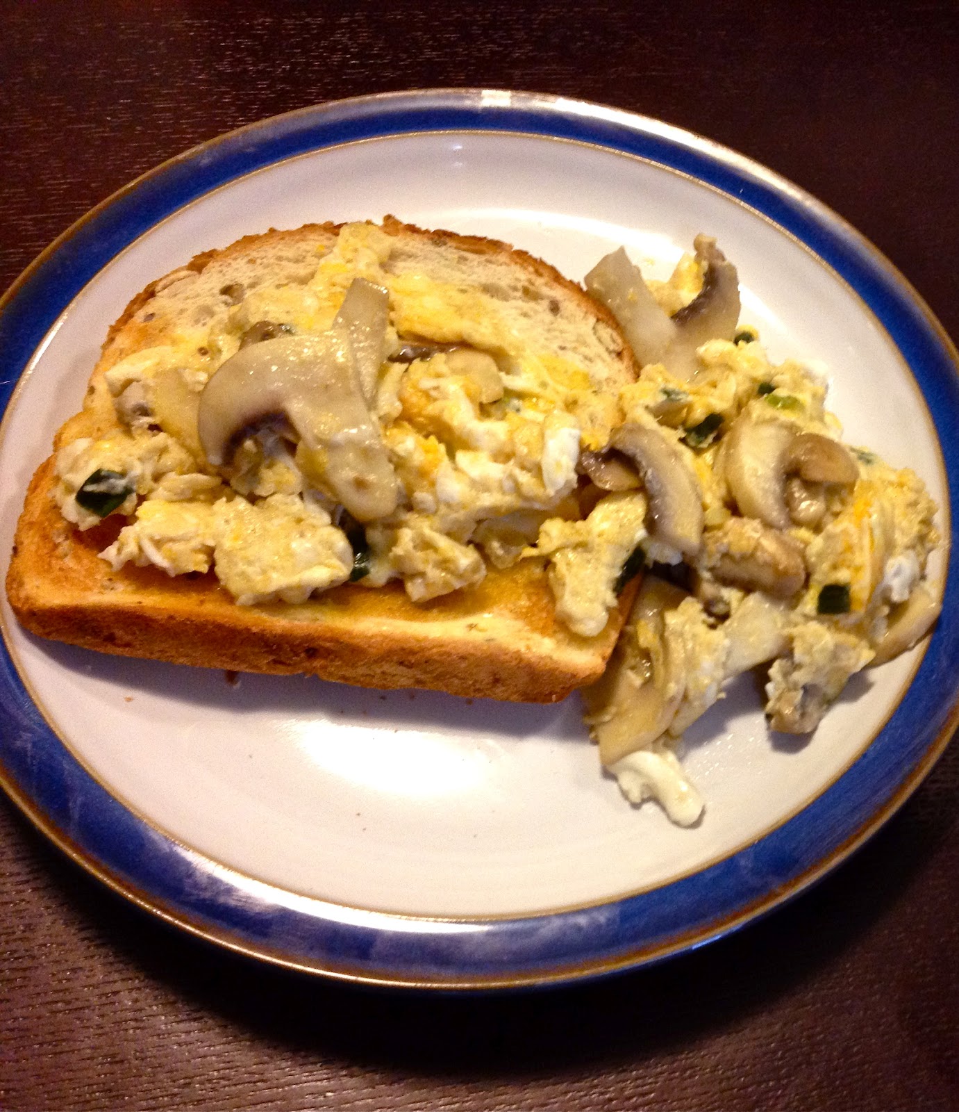 Scrambled eggs with mushrooms and spring onion