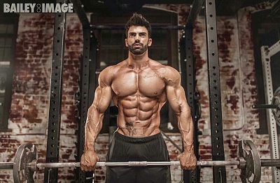 Dieta y rutina Sergi Constance Modelo fitness masculino posando sin camiseta