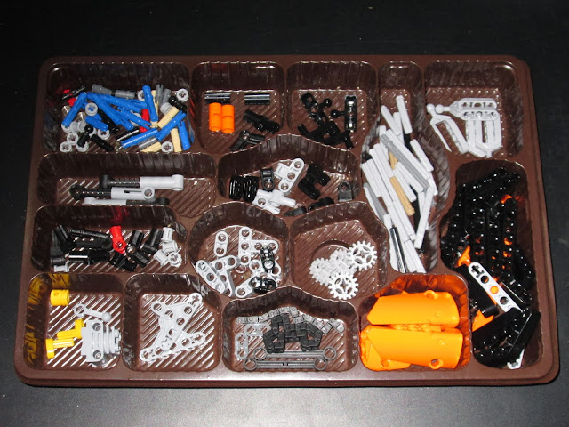 Tabuleiros de embalagens de biscoitos úteis para organizar peças LEGO.