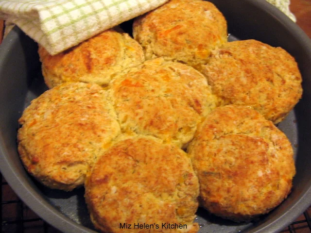 Country Chicken and Biscuits at Miz Helen's Country Cottage