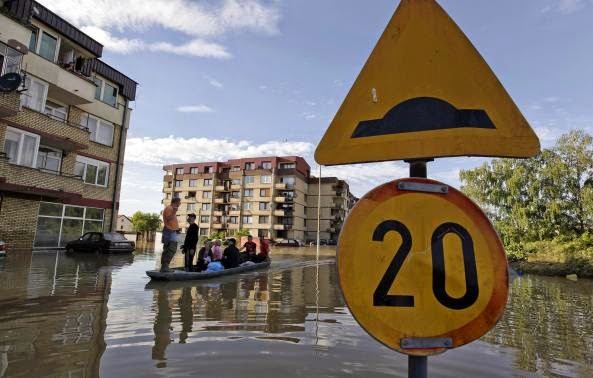 These 16 photos will disturb you... The Balkans in the grip of flood! - People ride a boat during heavy floods on a main street in Bosanski Samac May 19, 2014.